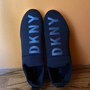 DKNY signature wedge size 8.5